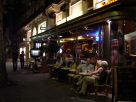  consommateurs à la terrase d'un café